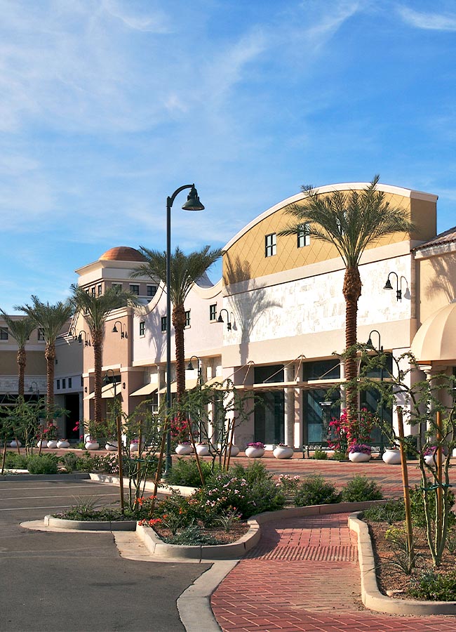 Landscaper trimming bushes Landscaper trimming bushes